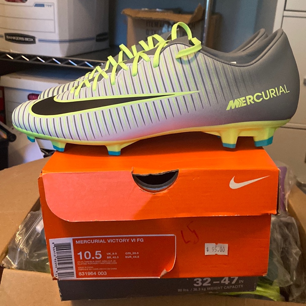 Nike soccer cleats mercurial victory VI size 10.5
